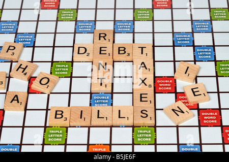 Tuiles de Scrabble l'orthographe des mots, de la dette de loyer, taxes, factures Banque D'Images