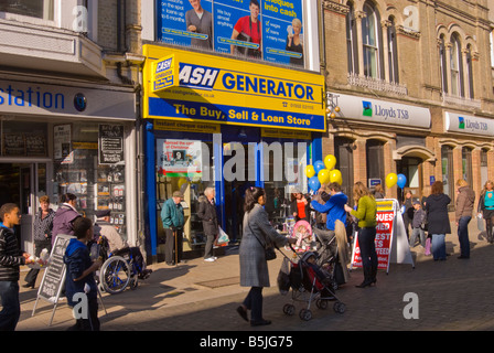 Les gens de l'extérieur du générateur de trésorerie shop à Lowestoft, Suffolk, Uk,l,acheter vendre & magasin de prêt avec l'encaissement Banque D'Images