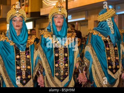 Les femmes personnes en costumes traditionnels Maures à la fête des Maures et Chrétiens Guardamar del segura Espagne Spanish Fiestas Banque D'Images