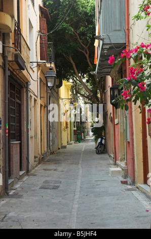 Rue étroite et vide, dans la vieille ville de Rethymno Crete Grèce Septembre 2008 Banque D'Images