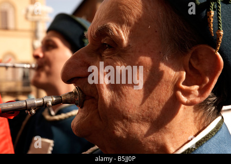 Un musicien pendant la procession rue Votiva, le Palio, Sienne, Italie Banque D'Images