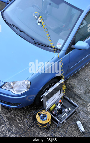 Vue d'en haut en regardant vers le bas la voiture VW Volkswagen Polo et kit d'équipement de réparation des fissures sur le pare-brise mobile sur la vitre Écran Angleterre Royaume-Uni Banque D'Images