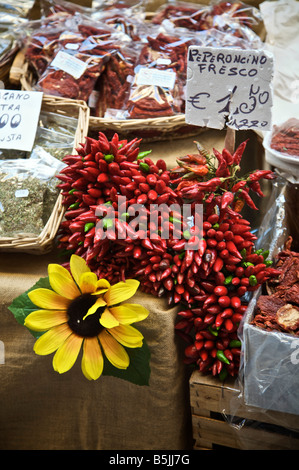 Des piments frais pour la vente sur un stand à la Vucceria Palerme Sicile Italie Banque D'Images