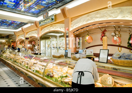 Fromages dans l'Harrods Food Hall London England UK Banque D'Images