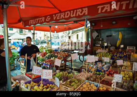 L'homme vend des fruits au mercato del Capo Palerme Sicile Italie Banque D'Images