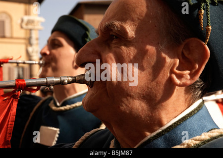 Musiciens pendant la procession rue Votiva, le Palio, Sienne, Italie Banque D'Images