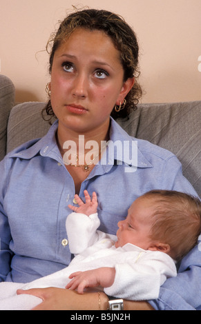 Portrait d'humeur holding newborn baby Banque D'Images