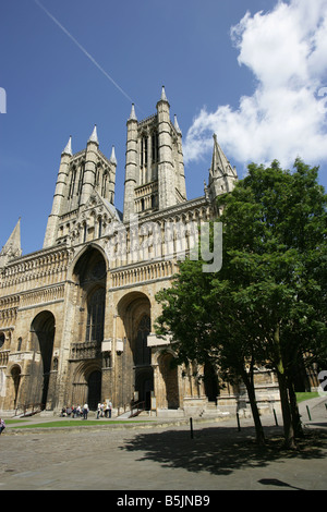 Ville de Lincoln, en Angleterre. La façade ouest, l'entrée principale et Norman tours de la cathédrale de Lincoln. Banque D'Images