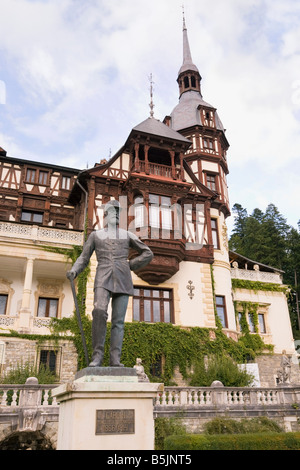 Prahova Sinaia Roumanie Transylvanie Statue du Roi Carol I dans les jardins en terrasse à l'extérieur 19e siècle château de Peles Banque D'Images