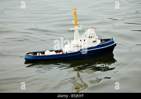 Radio contrôlée modèle bateau sur l'eau. Banque D'Images