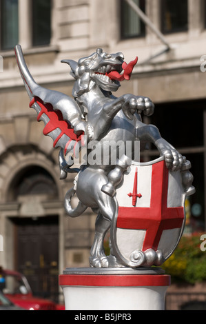 Statue de Griffin marquant la limite de la ville de London, England UK Banque D'Images