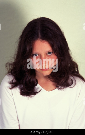 Portrait dark haired woman with attitude Banque D'Images