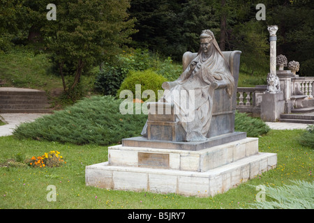 Sinaia Roumanie Transylvanie Statue de la Reine Elisabeta au château de Peles motif Banque D'Images