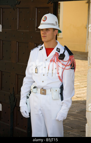 Soldat qui monte la garde à l'extérieur de Prince's Palace, Palais Princier, Monaco-Ville, Monaco, France Banque D'Images