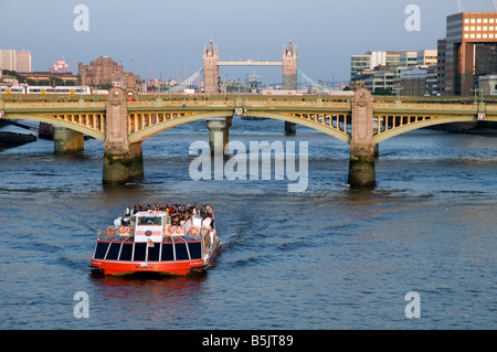 Bateau de croisière sur la tamise Londres Angleterre Royaume-uni Banque D'Images