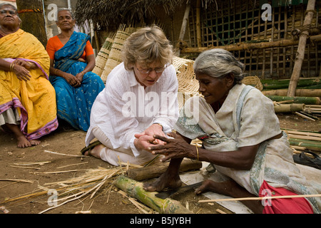 Granny célébrité Jane Fernley Whittingstall avec Lokambal Velipalayam Granny de self help group faire des paniers dans Velipalayam Banque D'Images