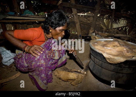 Rasamball fabrique et vend les bras croisés (un aliment) dans sa cabane bambou à HAI village Kandakadu TamilNadu Banque D'Images