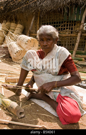 Lokambal Velipalayam 57 Granny de groupe d'entraide bharatham Nagapattinam faire des paniers repas TamilNadu Inde Banque D'Images