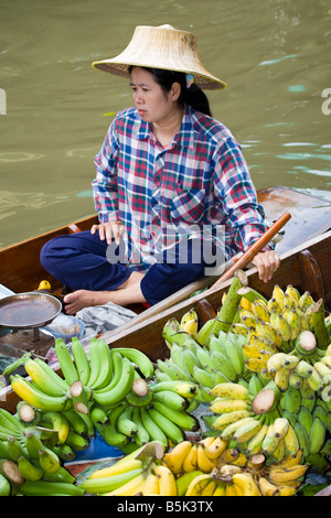 Marché flottant de Damnoen saduak, un mode de vie passé à Ratchaburi.Un marché flottant populaire avec des vendeurs de bateaux en bois sur les voies navigables en Thaïlande. Banque D'Images