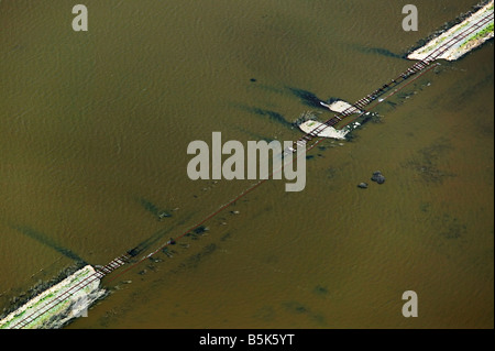 Vue aérienne au-dessus de l'inondation s'est effondrée railroad track broken levee Sacramento delta du fleuve San Joaquin en Californie du nord Banque D'Images