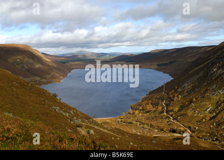 Regardant vers le bas sur le Loch Muick et Glen Muick Banque D'Images