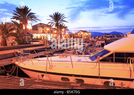 Port de Latchi Latsi par nuit dans le nord de Chypre Banque D'Images