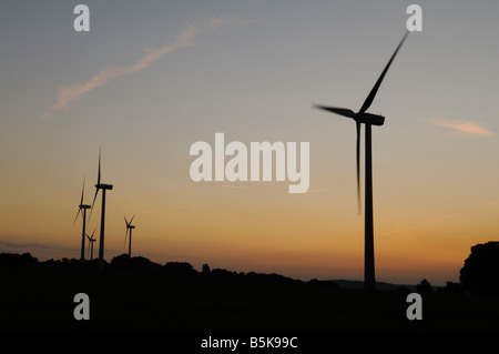 Éoliennes ferme sur sunset sky - France Banque D'Images