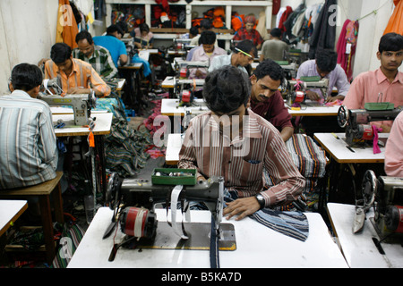 Les travailleurs du textile dans une petite usine de vieux Delhi Inde Banque D'Images