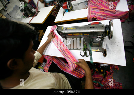 Les travailleurs du textile dans une petite usine de vieux Delhi Inde Banque D'Images