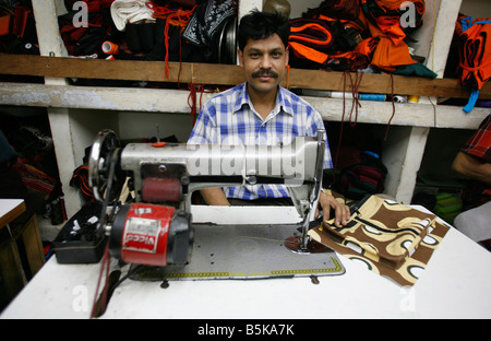 Les travailleurs du textile dans une petite usine de vieux Delhi Inde Banque D'Images