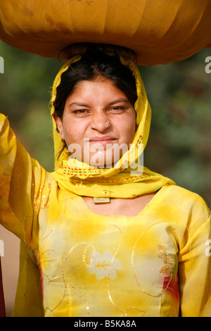 Jeune femme rajastani conteneur pour exploitations horticoles au Pushkar Inde Banque D'Images