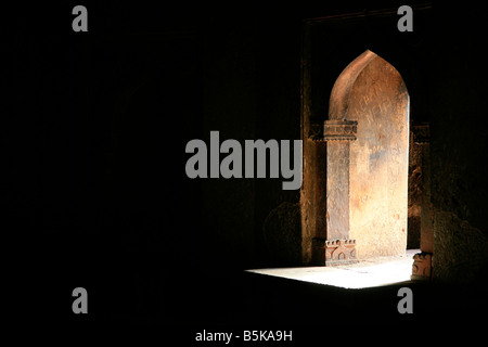 Lumière brillant à travers une fenêtre d'un tombeau monument Delhi Inde Banque D'Images