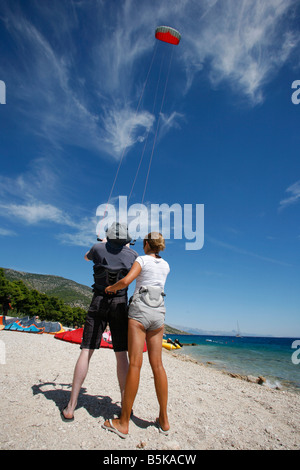 Cours de kitesurf sur la côte Croate Banque D'Images