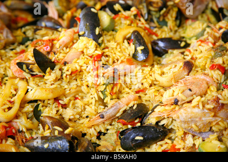 La Paella de fruits de mer frais sur la vente au marché en France Banque D'Images