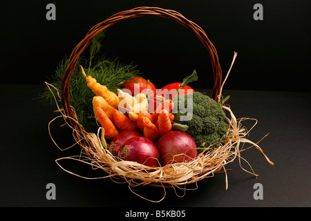 Panier de légumes mélangés affichage sur fond noir Banque D'Images