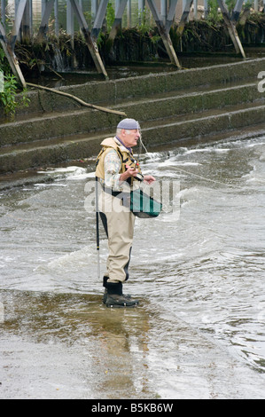 Dao vieillesse retraite Personnes âgées homme pêcheur de mouche Molesey Weir River Thames Surrey Banque D'Images