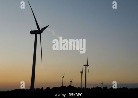 Éoliennes ferme sur sunset sky - France Banque D'Images