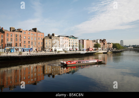 La Liffey Voyage bateau naviguant sur le fleuve Liffey, dans le centre de Dublin, Irlande Banque D'Images