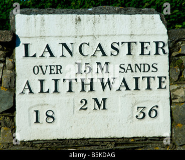 Vieille enseigne à Cartmel, Cumbria, guider les voyageurs à travers le dangereux sables de la baie de Morecambe, England UK Banque D'Images