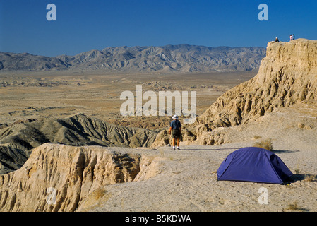 Camping-au point des polices dans Badlands Borrego à Vallecito Montagnes dans la distance à un état Anza Borrego Desert Park California USA Banque D'Images