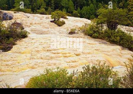 Le sable d'or sur la Terre' calcite travertin pente dans la province du Sichuan Huanglong Chine JMH3522 Banque D'Images