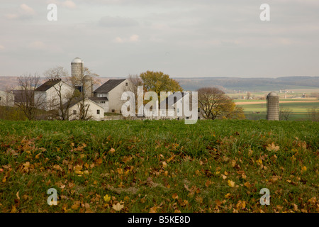 Un Amish farm se trouve dans une vallée près de Lancaster, Pennsylvanie. D'autres fermes amish peut être vu dans l'arrière-plan. Banque D'Images