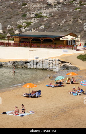 Le sunny beach à 'Ghajn Tuffieha Bay' sur la côte nord-ouest de Malte. Banque D'Images