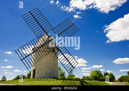 Ancien moulin à vent traditionnel français dans le Lot, dans le sud de la France, Europe Banque D'Images