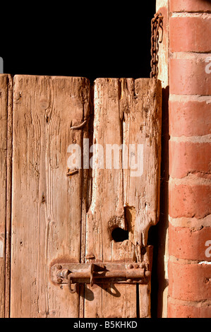 Détail d'une grange en brique rouge avec des portes de bois rustique dans le Herefordshire UK Banque D'Images