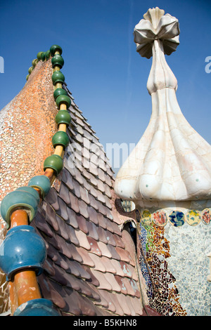 Casa Batllo Barcelone Espagne - les cheminées bizzar qui ornent le toit de ce bâtiment conçu par Gaudi. Les dragons retour house Banque D'Images