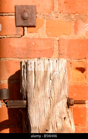 Détail d'une grange en brique rouge avec barrière en bois rustique dans le Herefordshire UK Banque D'Images