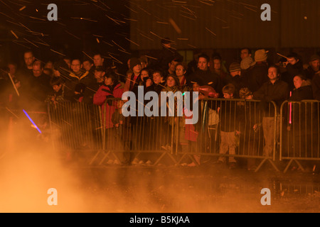 Regarder la foule d'un feu Banque D'Images