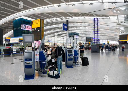 L'enregistrement, niveau des départs, le Terminal 5, Heathrow, Londres, Angleterre Banque D'Images