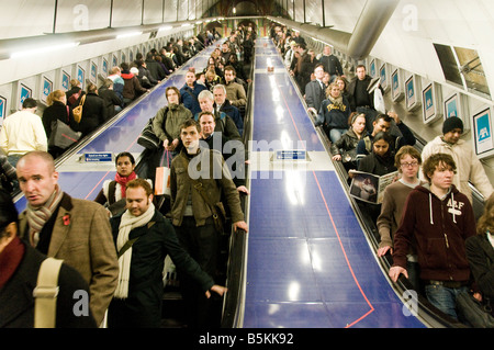 Les gens sur le métro de Londres à Londres Banque D'Images